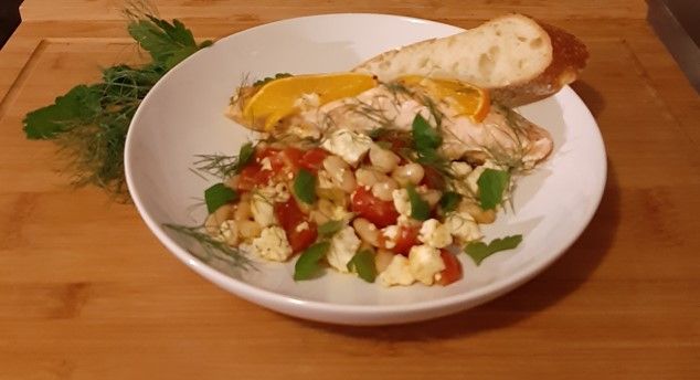 Zitrusaromatischer Lachs mit Bohnen und Tomaten