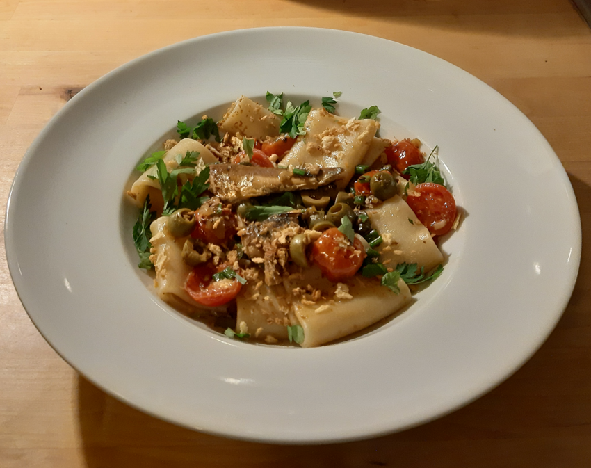Nudeln mit Sardinen, Tomaten und Oliven