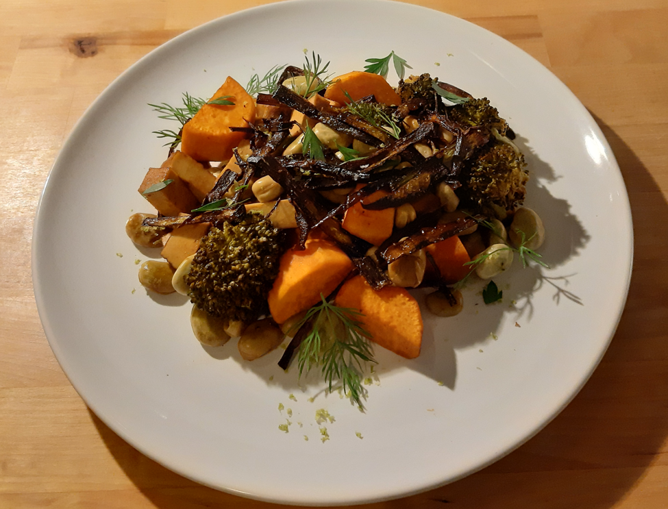 Brokkoli, Ackerbohnen und Süßkartoffeln mit Räuchertofu