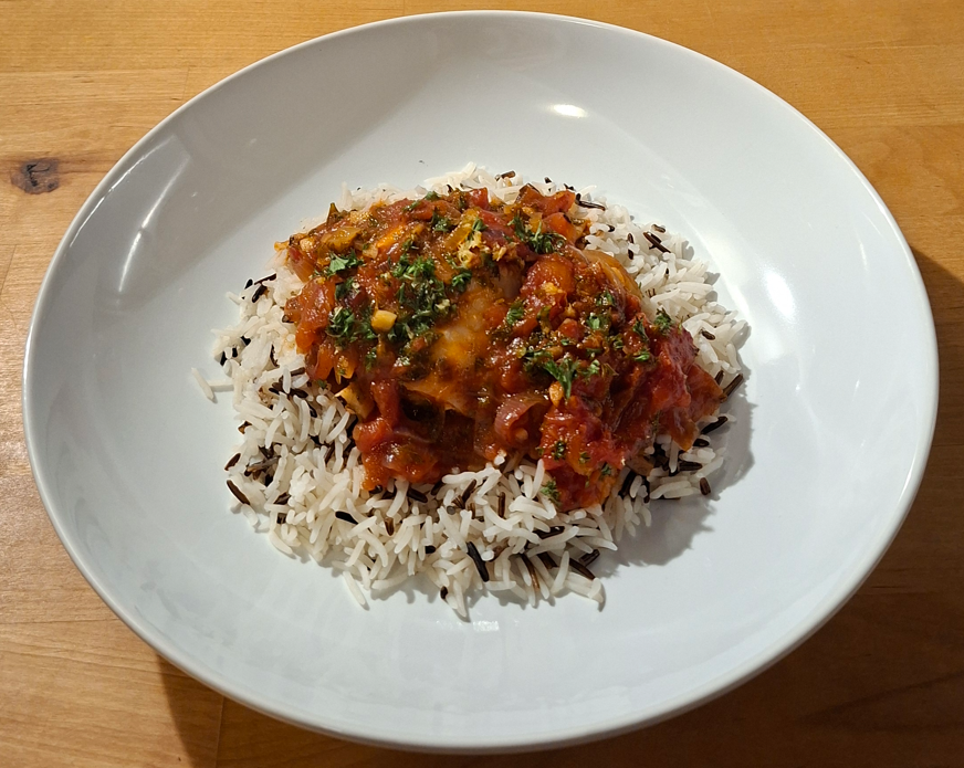 Fischfilet mit Tomaten und Zwiebeln