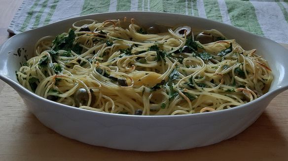 Spaghettini mit Oliven und Kapern al forno