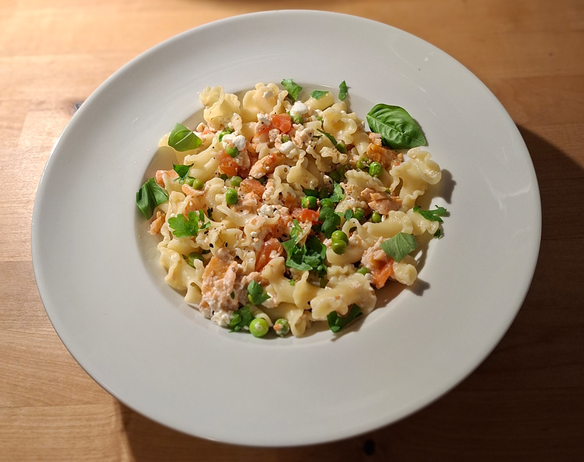 Nudeln mit Lachs und Hüttenkäse