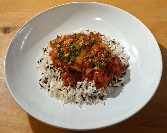 Fischfilet mit Tomaten und Zwiebeln