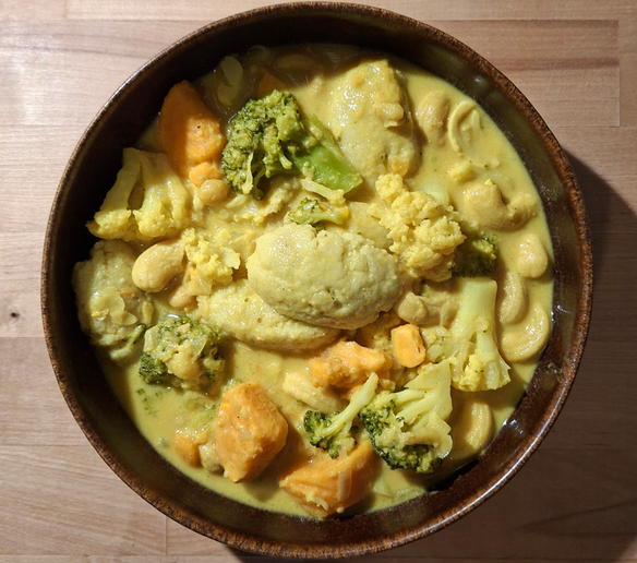 Gemüsekokosragout mit Curry-Grießklößchen